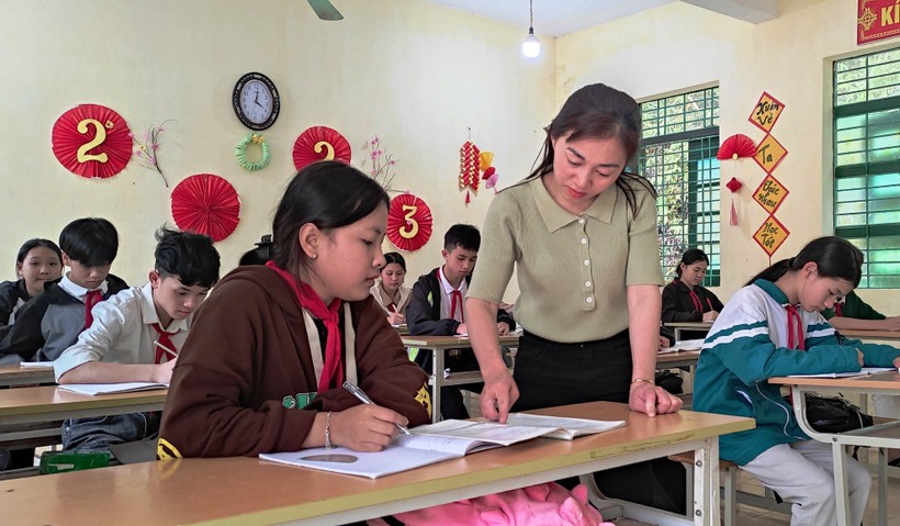 Cô giáo Lương Thị Trường, trong giờ ôn tập môn Vật lý lớp 9, Trường TH&THCS thị trấn Sơn Lư (Quan Sơn, Thanh Hóa). Ảnh: Thế Lượng