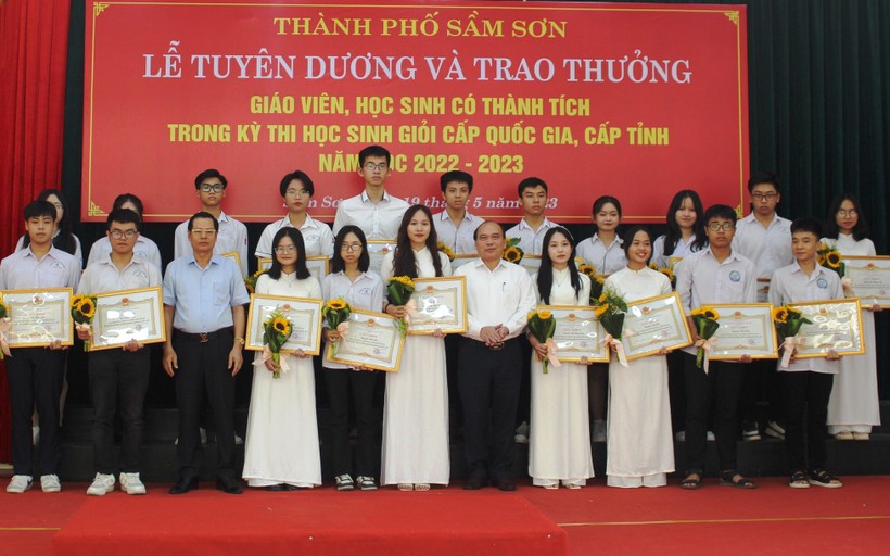 Lãnh đạo Sở GD&ĐT Thanh Hóa trao thưởng cho học sinh TP Sầm Sơn. Ảnh: Thế Lượng.