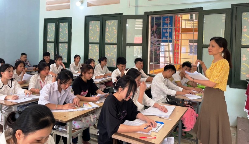 Cô giáo Nguyễn Thị Thu, dạy môn Tiếng Anh, Trường THPT Quan Sơn (Thanh Hóa) đang ôn tập cho học sinh. Ảnh: Xuân Phúc.