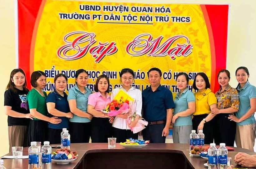 Trường PTDTNT-THCS Quan Hóa tổ chức gặp gỡ, tuyên dương, khen thưởng em Nguyễn Hà Phương. Ảnh: NTCC.