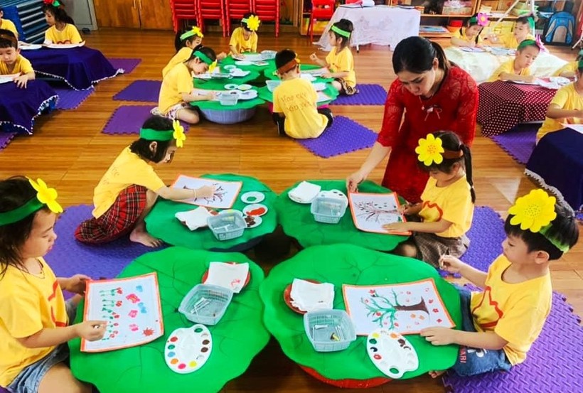 Các bé ở Trường Mầm non Trường Thi B, TP Thanh Hóa trong giờ tập vẽ. Ảnh: Thế Lượng.
