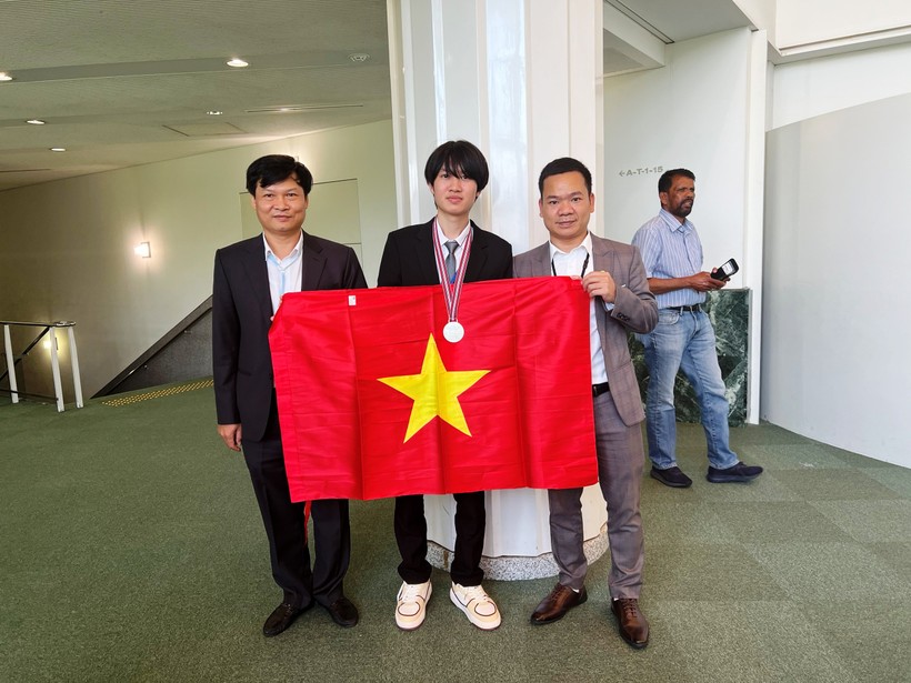 Lê Viết Hoàng Anh và 2 thầy giáo: Nguyễn Thanh Sơn (trái), thầy Nguyễn Hoàng Hà (phải), tại Olympic Vật lý Quốc tế năm 2023 ở Nhật Bản. Ảnh: NVCC. 