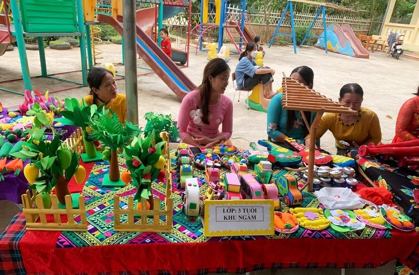Giáo viên Trường Mầm non Tam Thanh (Quan Sơn, Thanh Hóa) chuẩn bị đồ dùng cho trẻ. Ảnh: TL.