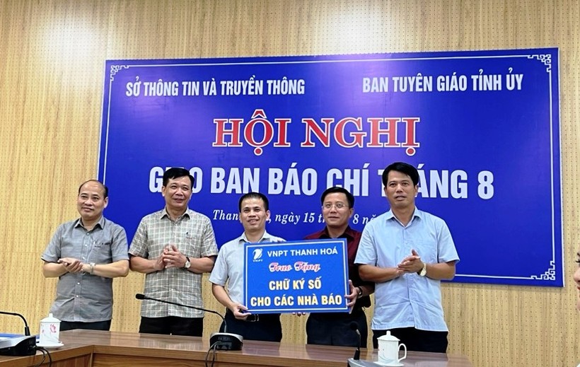 Đại diện VNPT Thanh Hóa trao tặng chữ ký số cho các nhà báo. Ảnh: TL.