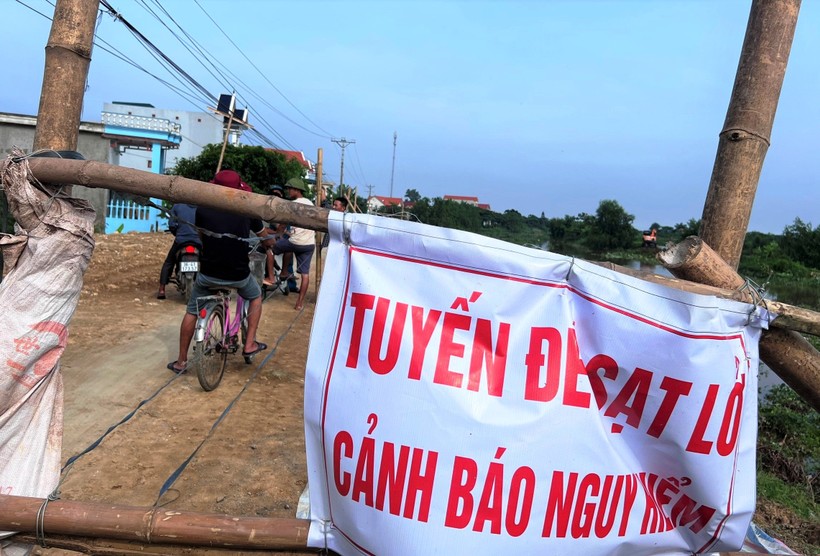 Cảnh báo nguy hiểm đoạn đê sạt lở ở xã Nga Điền, Nga Sơn, Thanh Hóa. (Ảnh: TL)