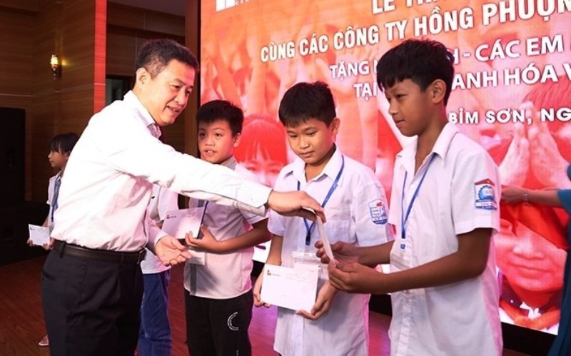 Lãnh đạo Công ty xi măng Long Sơn trao học bổng cho học sinh nghèo. Ảnh: PS.