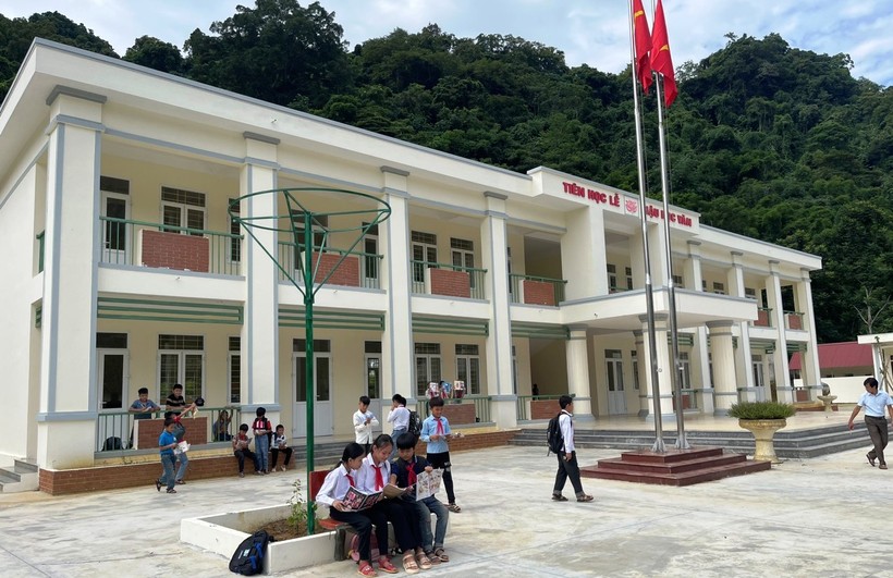 Học sinh Trường TH&THCS Trung Xuân, huyện vùng biên giới Quan Sơn (Thanh Hóa) trong ngôi trường mới khang trang. Ảnh:TL