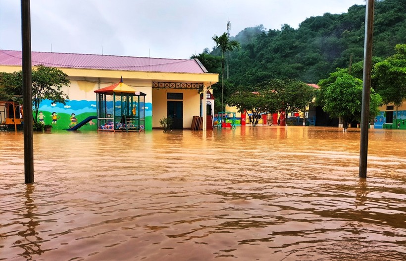 Trường Mầm non Thanh Lâm, huyện Như Xuân (Thanh Hóa) bị ngập trong nước lũ. (Ảnh: Đỗ Chung)