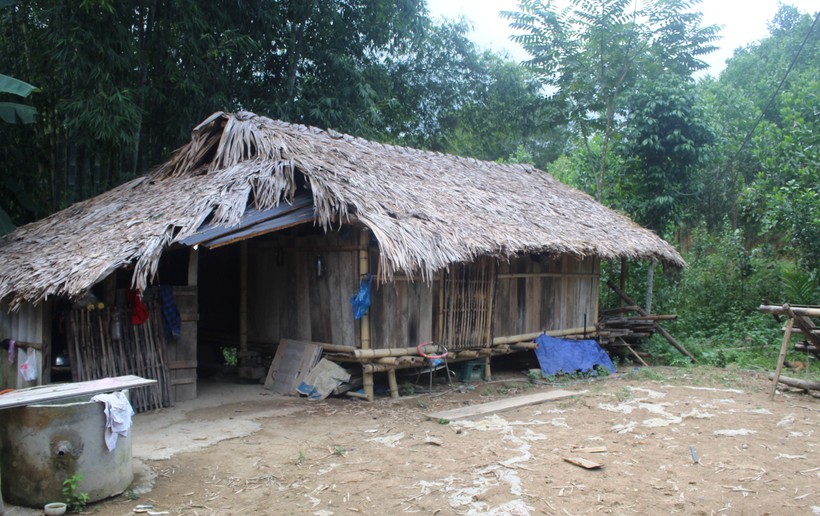 Ngôi nhà của gia đình bà Lê Thị Long, thị trấn Lang Chánh (Thanh Hóa) trước khi được Nhà nước hỗ trợ tiền xây dựng nhà mới. Ảnh: TL