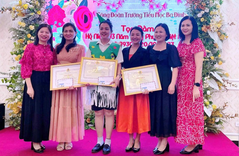 Trao thưởng cho đoàn viên công đoàn xuất sắc nhân dịp 20/10 tại Trường Tiểu học Ba Đình (TP Thanh Hóa). Ảnh: NTCC