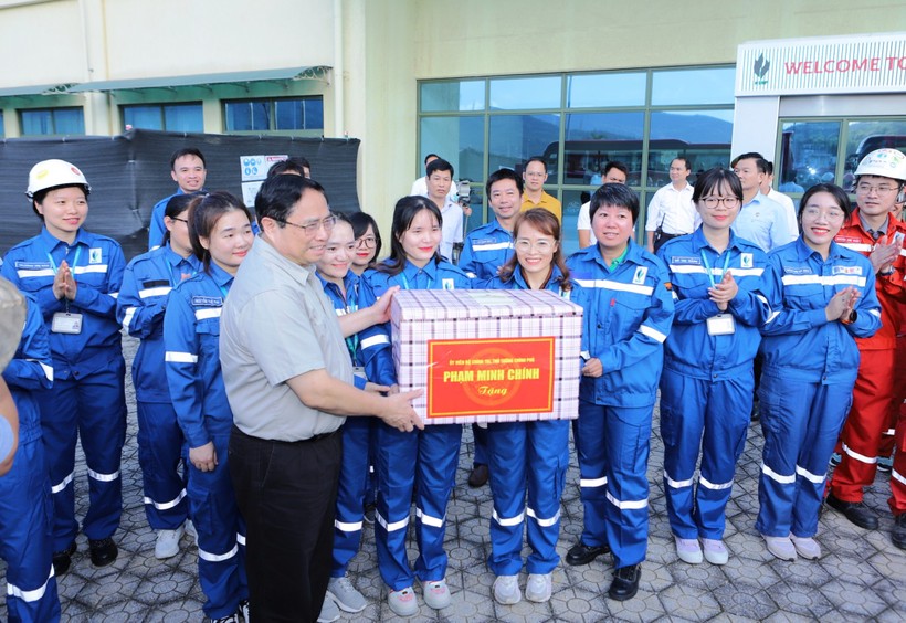 Thủ tướng Phạm Minh Chính tặng quà cán bộ công nhân Nhà máy Lọc hóa dầu Nghi Sơn. (Ảnh: MH)
