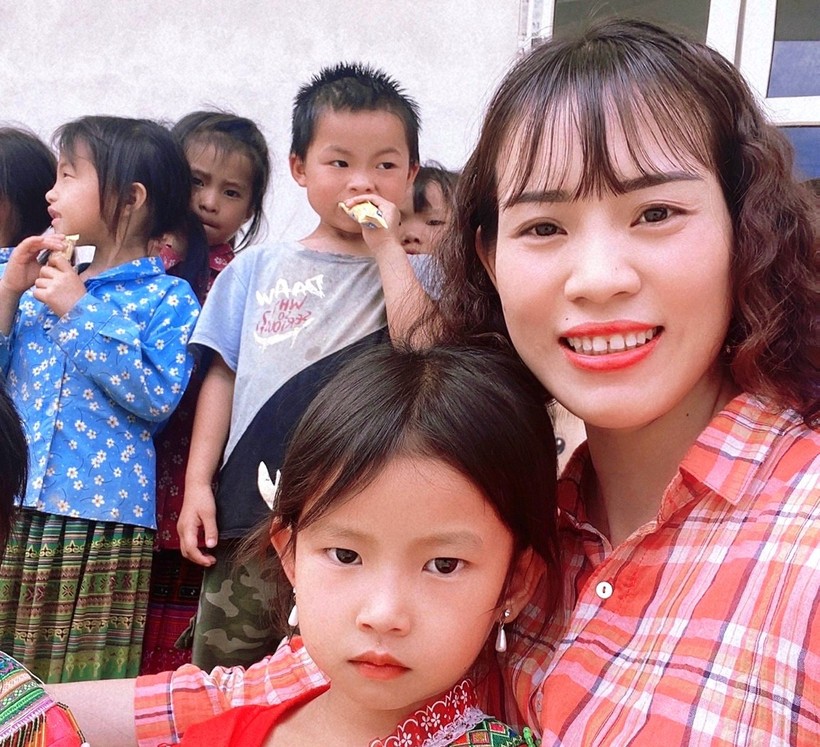  Nữ Nhà giáo tiêu biểu Hàn Thị Giang gần gủi bên các em học sinh. 