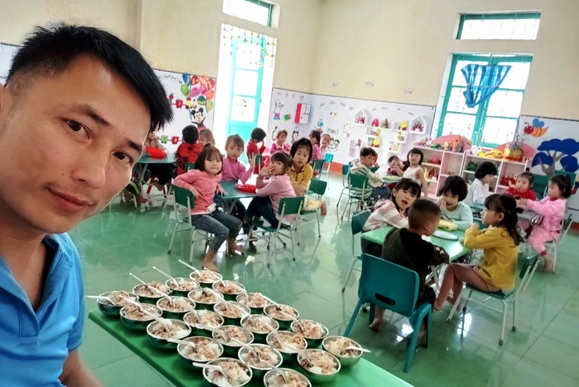 Thầy giáo Bùi Văn Anh chuẩn bị cho trẻ ăn bán trú tại lớp học. Ảnh: NVCC.