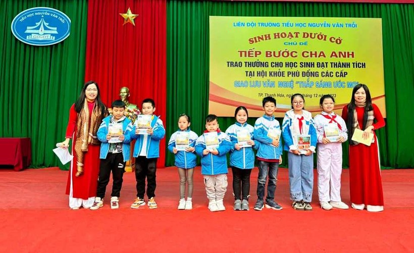 Trường Tiểu học Nguyễn Văn Trỗi (TP Thanh Hóa) trao thưởng những học sinh đạt thành tích cao trong Hội khỏe Phù đổng. Ảnh: NTCC