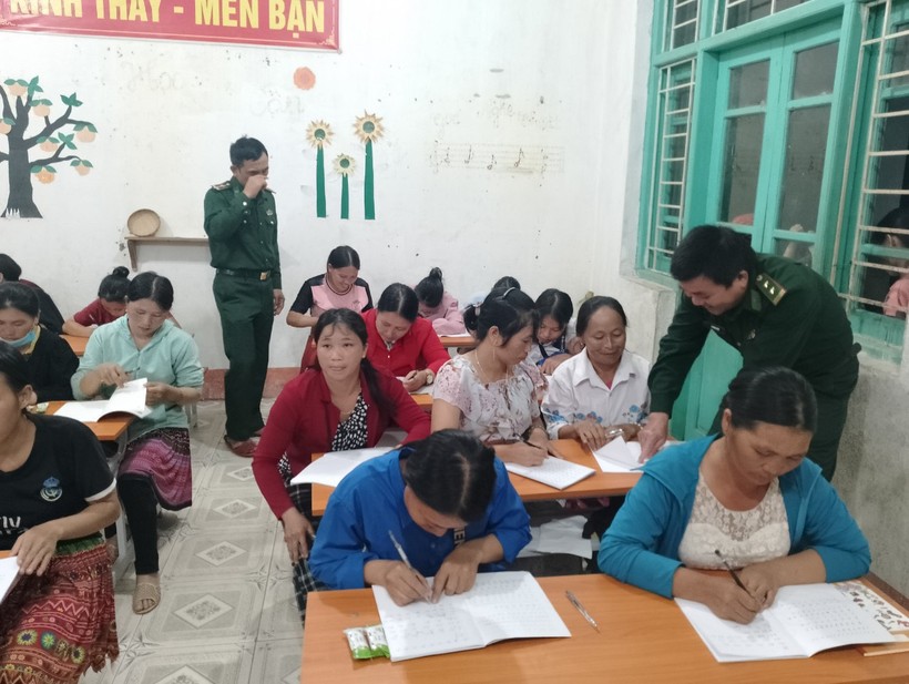 Một lớp học xóa mù chữ ở xã bản Khằm 2, xã Trung Lý (Mường Lát, Thanh Hóa. Ảnh: Trung tâm HTCĐ xã Trung lý cung cấp.