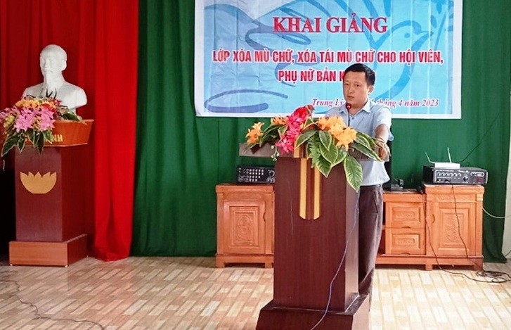 Đại diện lãnh đạo xã Trung Lý phát biểu tại buổi lễ khai giảng lớp xóa mù chữ cho phụ nữ địa phương. Ảnh: Tuấn Bình