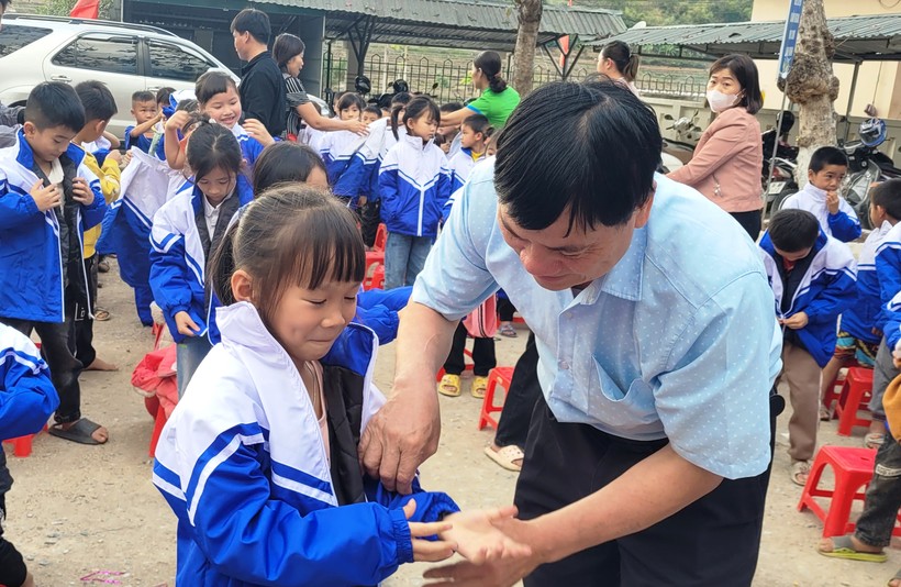 Ông Hà Văn Hoàn - Bí thư Đảng ủy xã Quang Chiểu, huyện Mường Lát (Thanh Hóa) trao áo cho học sinh. Ảnh: TL
