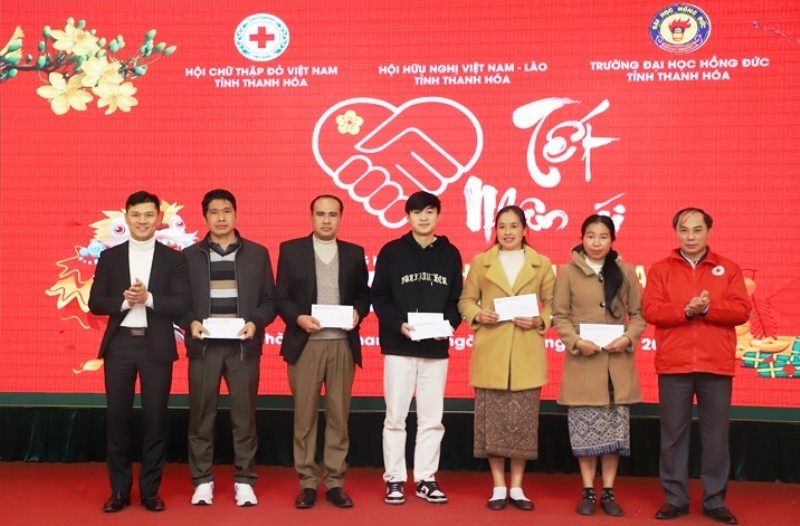 Đại diện Hội Chữ thập đỏ tỉnh Thanh Hóa và doanh nghiệp tặng quà sinh viên Lào. Ảnh: TL