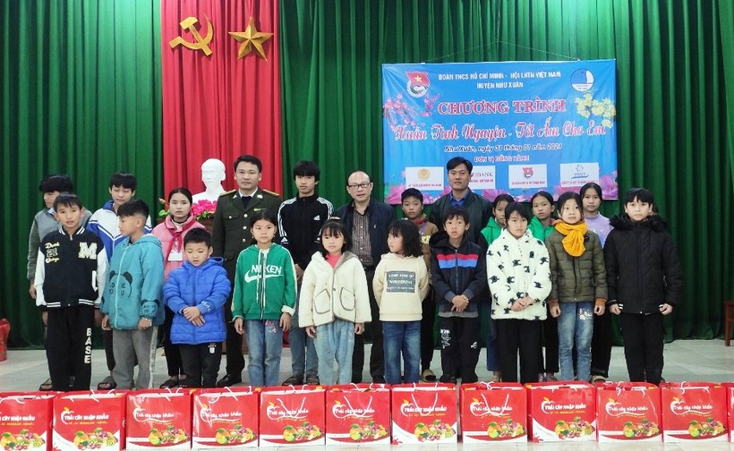 Đoàn thiện nguyện trao quà Tết tới học sinh nghèo ở xã Thanh Sơn (Như Xuân, Thanh Hóa). Ảnh: TL