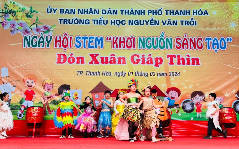 Tiết mục biểu diễn hoạt cảnh tại Ngày hội STEM "Khơi nguồn sáng tạo" của học sinh Trường Tiểu học Nguyễn Văn Trỗi - TP Thanh Hóa. (Ảnh: TH)
