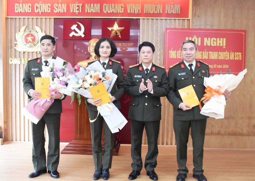 Đại tá Nguyễn Hữu Mạnh, Phó Giám đốc Công an tỉnh Thanh Hóa trao thưởng các đơn vị có thành tích xuất sắc trong đấu tranh chuyên án. (Ảnh: CACC)