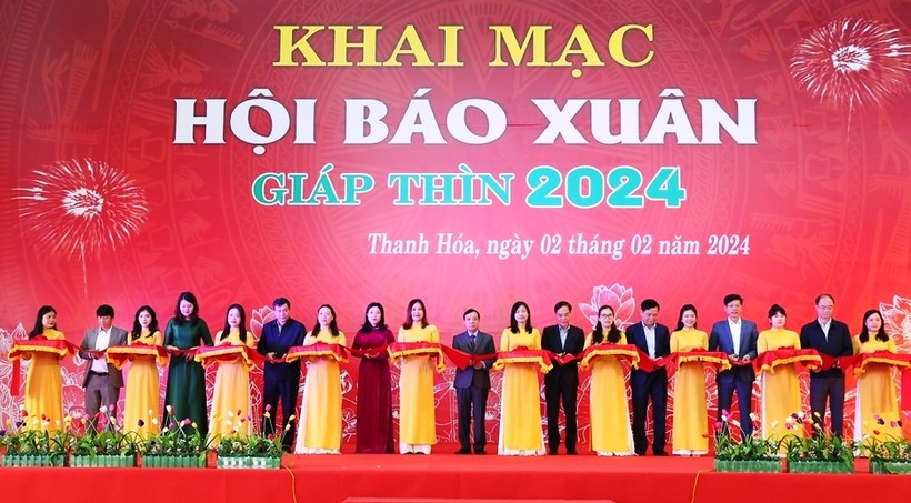Các đại biểu cắt băng khai Hội Báo Xuân Giáp Thìn 2024 ở Thanh Hóa. (Ảnh: QH)