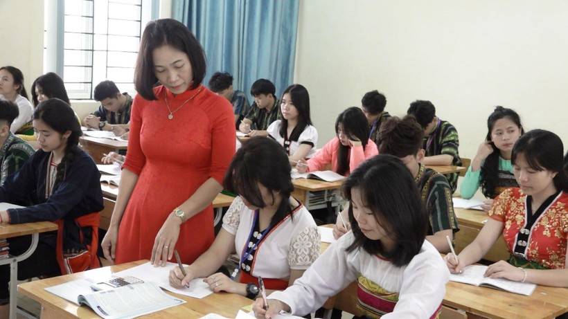Nhà giáo Ưu tú Lê Thị Lan và học trò của mình ở trên lớp. Ảnh: NVCC