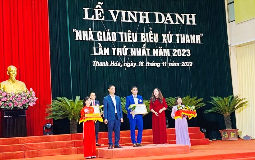 Thầy giáo Trịnh Bá Tuấn (người ôm Bằng khen) tại Lễ vinh danh Nhà giáo tiêu biểu xứ Thanh, lần thứ nhất năm 2023. Ảnh: NVCC