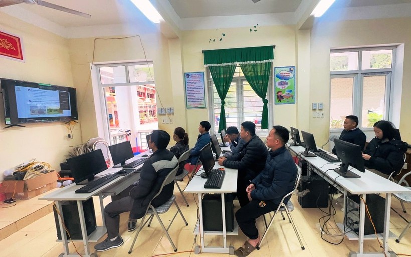 Giáo viên ở huyện Mường Lát (Thanh Hóa) tham gia báo cáo giới thiệu sách giáo khoa. Ảnh: HĐ