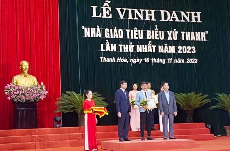 Thầy giáo Cầm Bá Can (người ôm hoa) tại Lễ vinh danh Nhà giáo tiêu biểu xứ Thanh lần thứ nhất năm 2023. Ảnh: NVCC