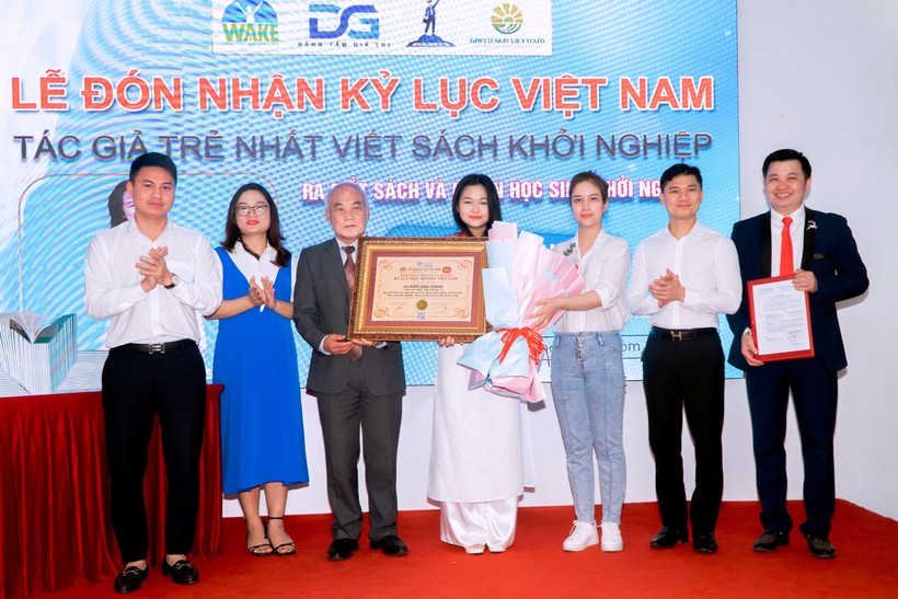 Đào Linh Giang, học lớp 11, Trường THPT Đào Duy Từ (TP Thanh Hóa) đón nhận "Kỷ lục Việt Nam về viết sách khởi nghiệp". Ảnh: ĐNC