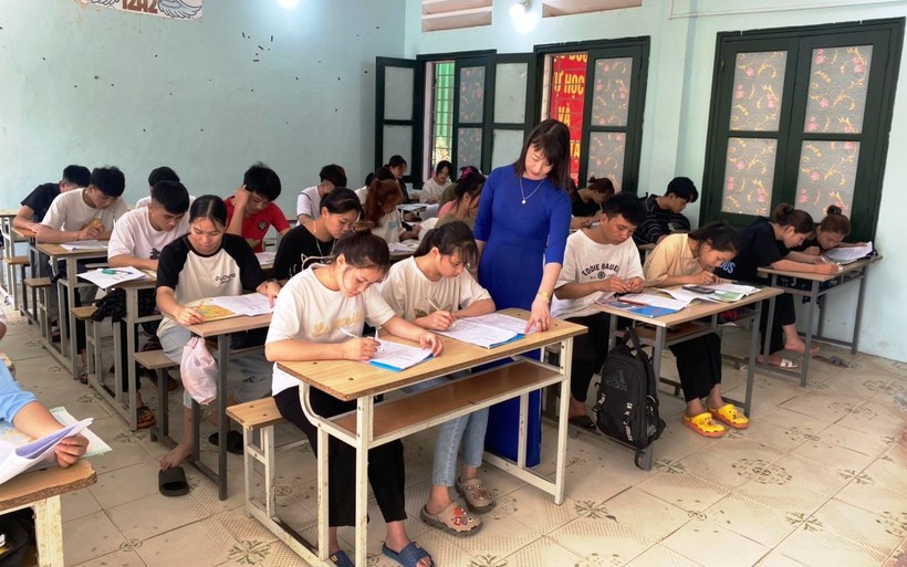 Cô Lê Thị Luyến - Giáo viên môn Ngữ văn, Trường THPT Quan Sơn cùng học trò của mình trong giờ học. (Ảnh: Thế Lượng)