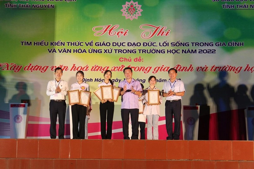 Lãnh đạo Sở Văn hóa-Thể thao và Du lịch phối hợp với Sở Giáo dục&Đào tạo Thái Nguyên cùng Chủ tịch UBND huyện Định Hóa trao thưởng cho các đội đạt giải nhất tại Hội thi.