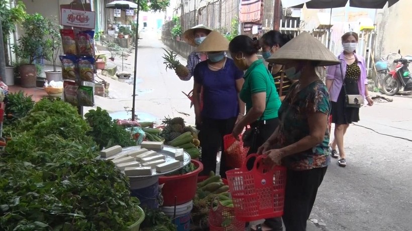 Hội viên Chi hội phụ nữ tổ 11, Hội LHPN phường Quang Trung, TP Thái Nguyên dùng làn đi chợ để góp phần hạn chế sử dụng túi nilon.