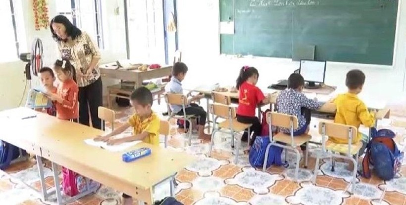 Lớp học ghép tiểu học ở phân trường Phắc Thôn, Trường Phổ thông dân tộc bán trú Tiểu học Văn Vũ, huyện Na Rì, tỉnh Bắc Kạn.