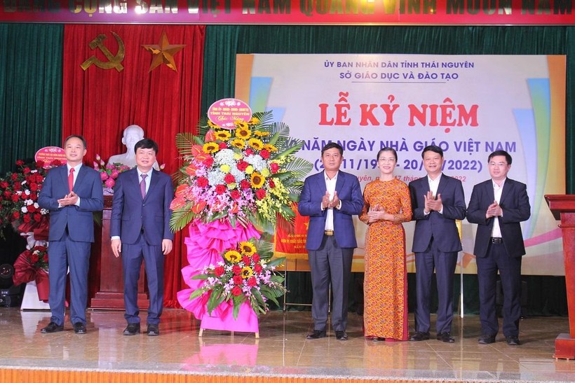 Lãnh đạo Sở GD&ĐT Thái Nguyên đón nhận lãng hoa chúc mừng của Tỉnh ủy, HĐND, UBND và UBMTTQ nhân kỷ niệm 40 năm Ngày Nhà giáo Việt Nam (20/11/1982-20/11/2022).