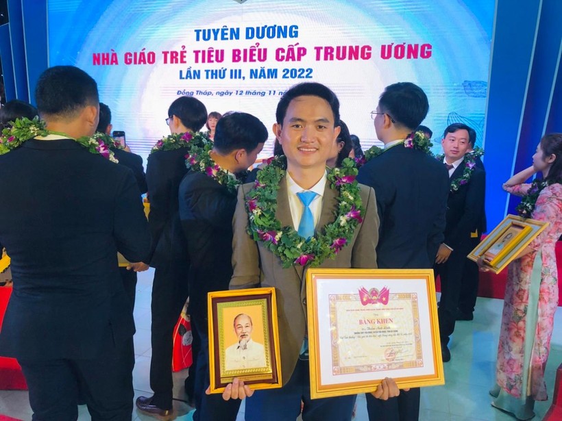 Năm học 2021 - 2022, thầy giáo Thẩm Anh Linh vinh dự được Trung ương Đoàn trao tặng danh hiệu “Nhà giáo trẻ tiêu biểu cấp Trung ương lần thứ III năm 2022”.