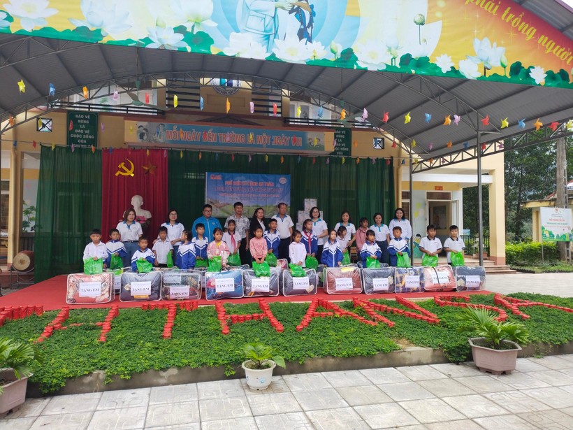CLB Nụ cười cho em tỉnh Thái Nguyên trao tặng quà cho học sinh nghèo trường Tiểu học Thần Sa, xã Thần Sa, huyện Võ Nhai, tỉnh Thái Nguyên.