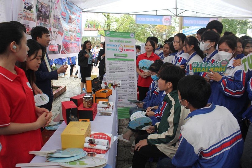 Các em học sinh trường THPT Bắc Sơn lắng nghe cán bộ trường ĐH Nông lâm - ĐHTN tư vấn lựa chọn ngành nghề đào tạo.