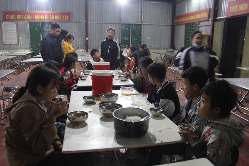 Bữa ăn của các em học sinh trường Phổ thông Dân tộc bán trú tiểu học và THCS A Mú Sung.