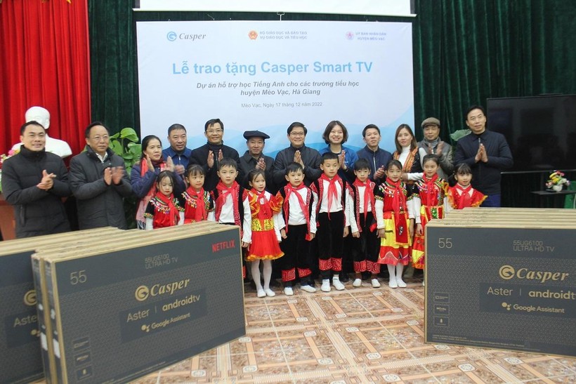 Tiến sĩ Thái Văn Tài, Vụ trưởng Vụ Giáo dục Tiểu học - Bộ Giáo dục và Đào tạo cùng Đại diện Công ty Casper Việt Nam trao tặng 12 chiếc smart TV cho các trường tiểu học khó khăn trên địa bàn huyện Mèo Vạc. 