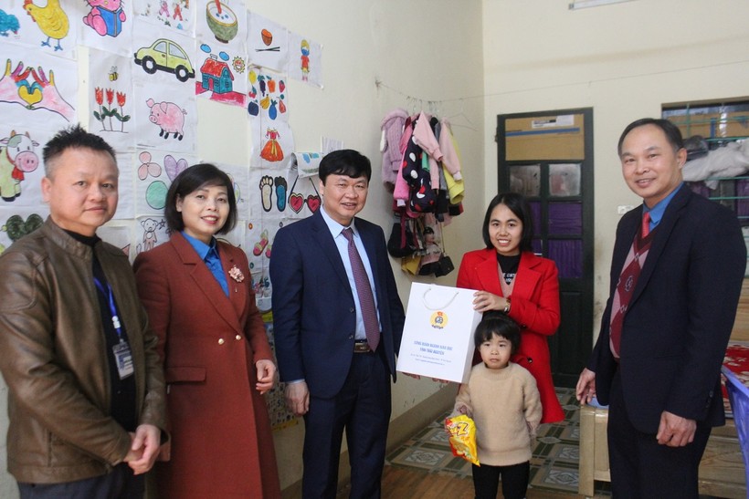 Lãnh đạo Sở GD&ĐT và Công đoàn Ngành Giáo dục Thái Nguyên đến thăm hỏi, động viên, tặng quà tết cho giáo viên, đoàn viên CĐ trường THPT Hoàng Quốc Việt.