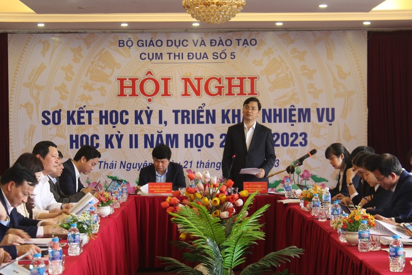 Ông Vũ Đình Hưng, Giám đốc Sở Giáo dục và Đào tạo tỉnh Tuyên Quang, đơn vị Cụm trưởng Cụm thi đua số 5 chủ trì hội nghị. 