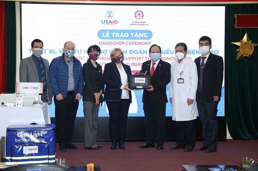Giám đốc USAID Việt Nam Ann Marie Yastishock và Giám đốc Bệnh viện Phổi Trung ương - PGS. TS Thầy thuốc nhân dân Nguyễn Viết Nhung tại Lễ trao tặng.