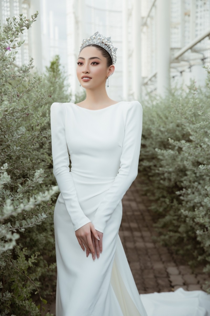 Hoa hậu Lương Thùy Linh sang trọng trong thiết kế váy cưới xa xỉ.