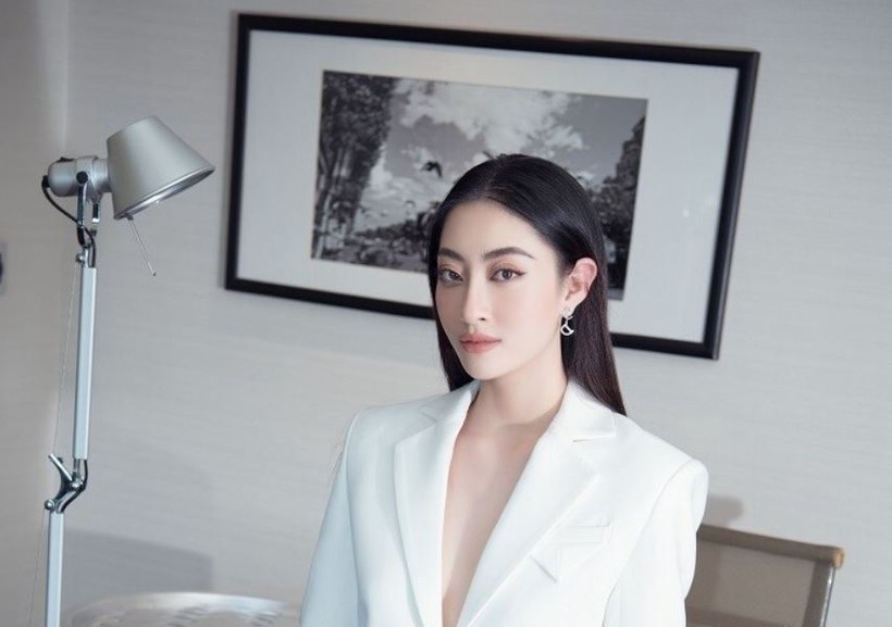 Hoa hậu Lương Thùy Linh xuất hiện trong bộ vest trắng lịch lãm.