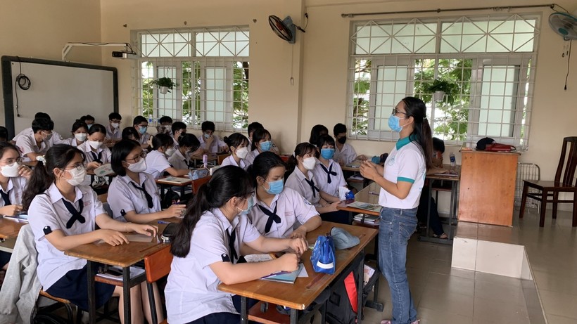 Phân hiệu Học viện Phụ nữ Việt Nam thực hiện công tác tư vấn tuyển sinh tại Trường THPT Hiệp Bình.