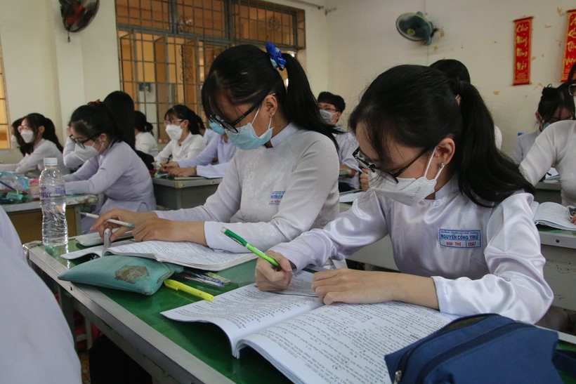 Học sinh TPHCM ôn thi chuẩn bị cho kỳ thi tốt nghiệp THPT 2021. Ảnh: Nam Sơn.