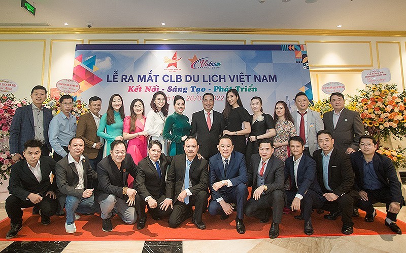 Các Ủy viên Ban Thường trực, Ban Chấp hành Câu lạc bộ Du lịch Việt Nam tại lễ ra mắt. 