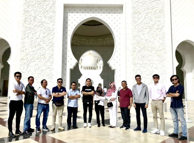Đoàn khảo sát chụp ảnh lưu niệm tại nhà thờ Sheikh Zayed Grand Mosque.